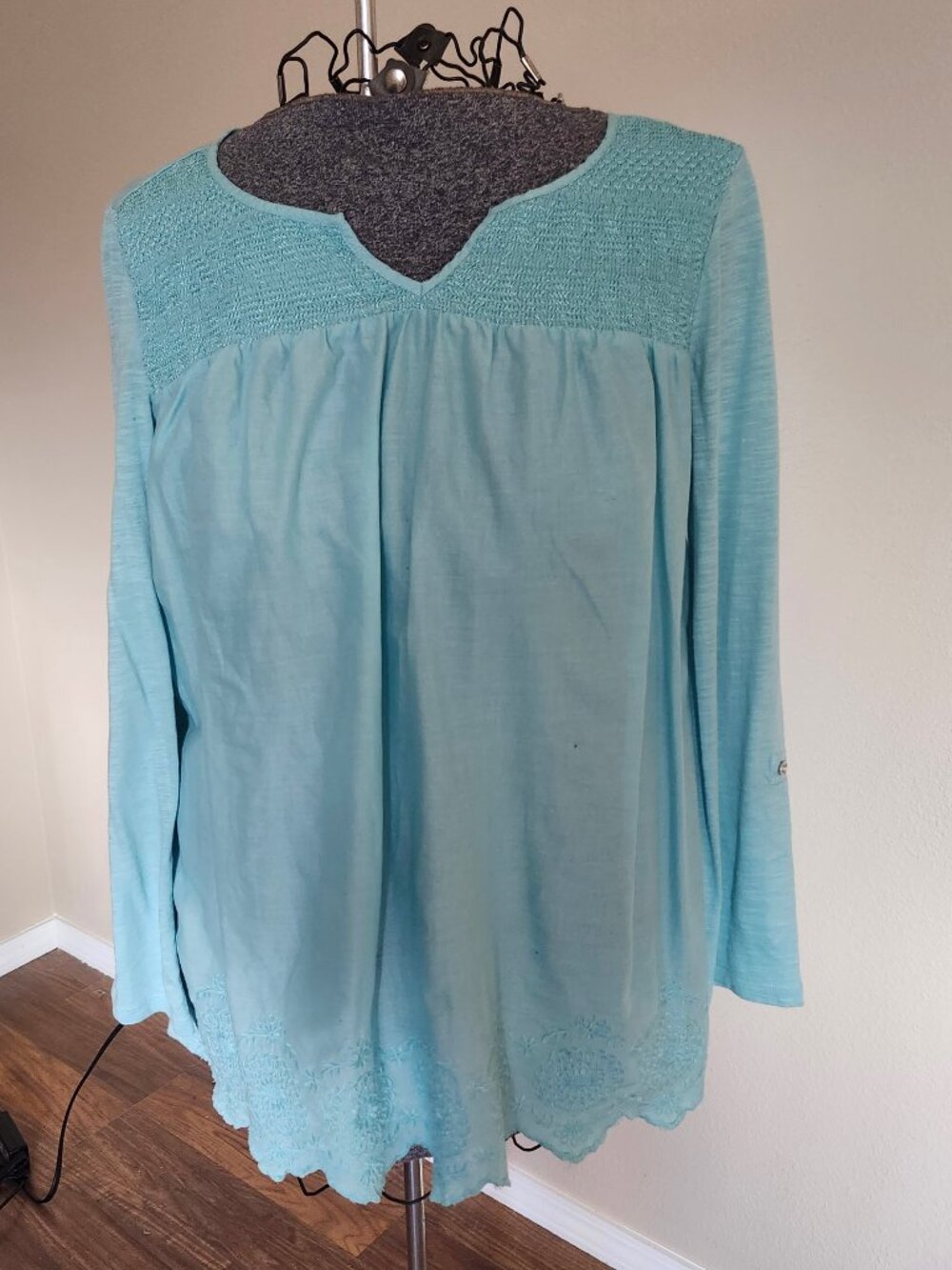 Gloria Vanderbilt Women's Embroidered Daphne Peasant Top. Teal. Small